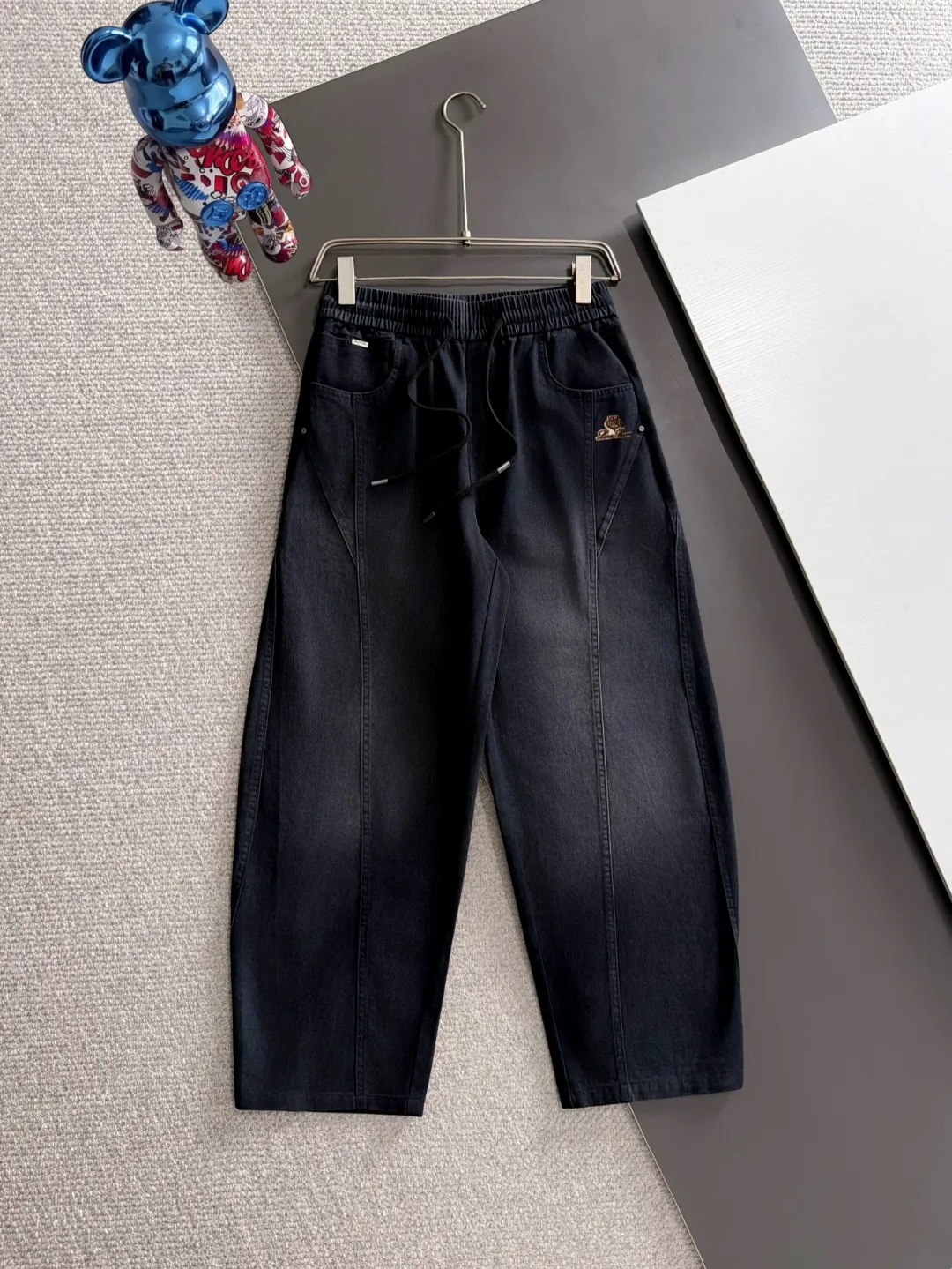 Next day shipment LP High Quality 2026 Autumn and Winter New Arrival elastic band casual pants, counter-customized fabrics, Breathable, high comfort, impeccable details, brand element design concept, reflecting high quality. It feels delicate and soft! It presents a casual cut and the upper body shape is great! Sizes:S-3XL